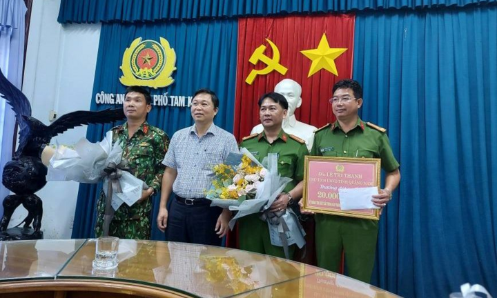 Thưởng nóng đơn vị bắt được tên tội phạm vượt ngục Triệu Quân Sự