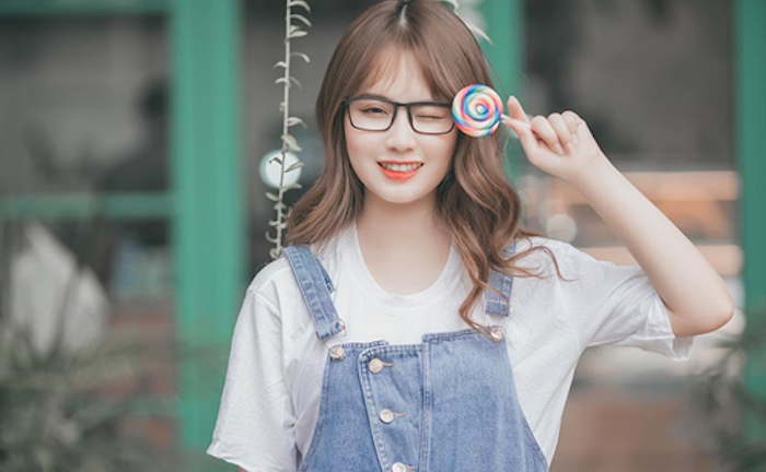 Vẻ đẹp trong veo như búp bê của nữ sinh trường Báo 