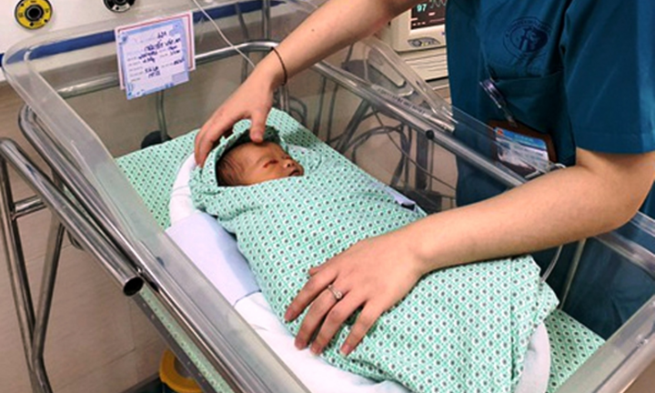 Bé sơ sinh bỏ rơi dưới hố ga ở Hà Nội bị xẹp phổi, nhiễm khuẩn nặng