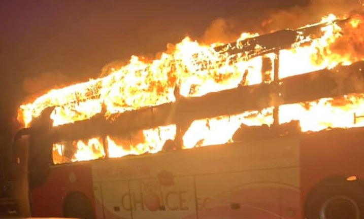 Xe khách giường nằm bốc cháy ngùn ngụt trên đường vành đai 3