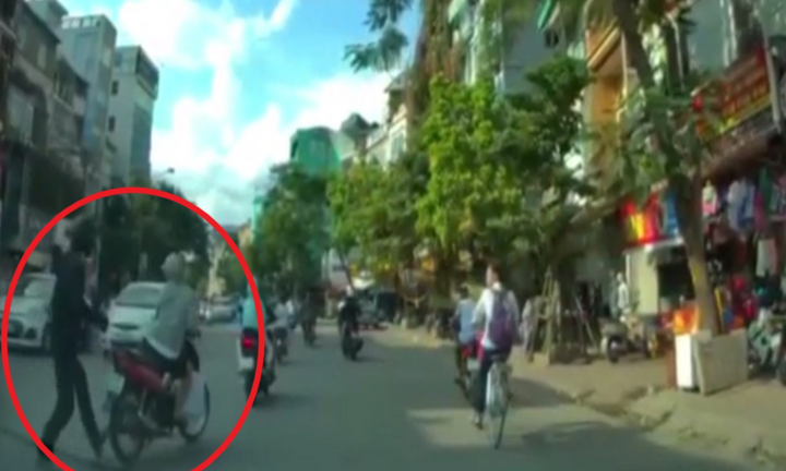 Nam thanh niên đánh rơi tiền, đám đông xúm vào 'hôi của' 