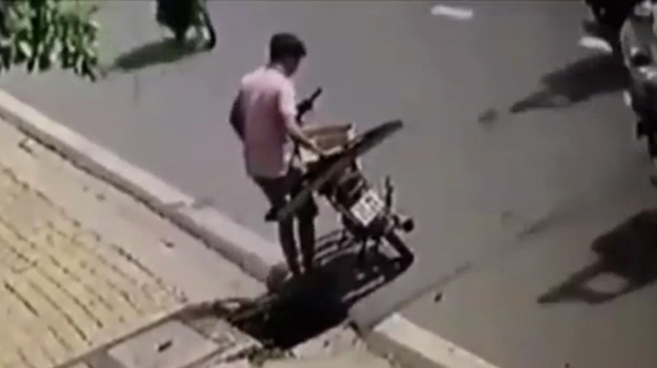 Video: Chạy xe ngược chiều rồi thản nhiên trộm nắp cống ở Bình Dương