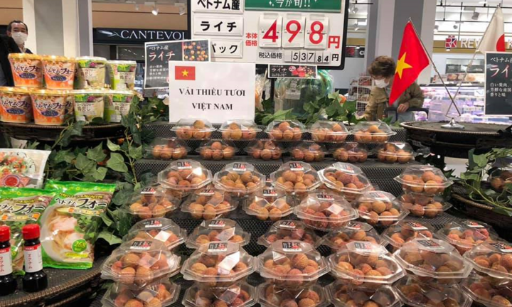 Ảnh: Vải thiều Việt Nam lên kệ siêu thị ở Nhật Bản