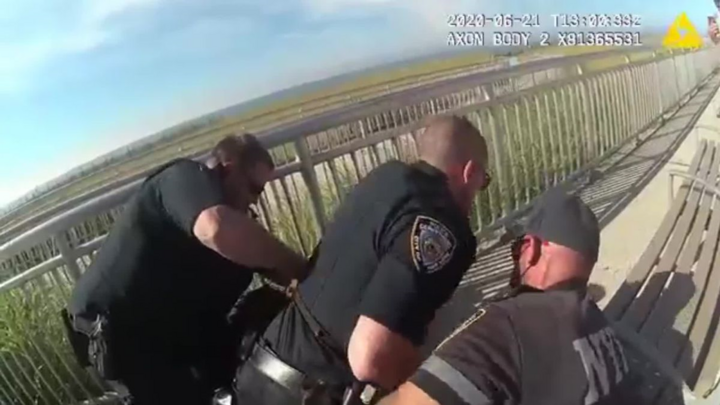 Cảnh sát dùng tay kẹp cổ người da màu, thành phố Mỹ lại sôi sục biểu tình