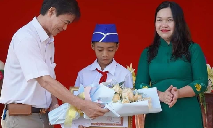 Khen thưởng đột xuất cậu bé dùng tay moi rác, thông cống thoát nước