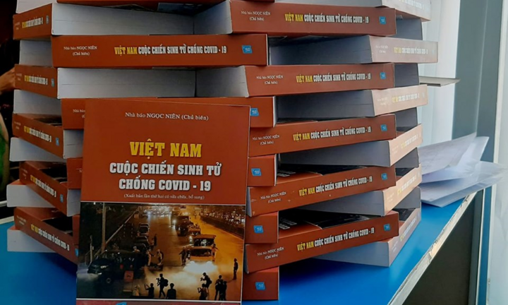 Ra mắt cuốn sách đầu tiên viết về thảm họa toàn cầu COVID-19