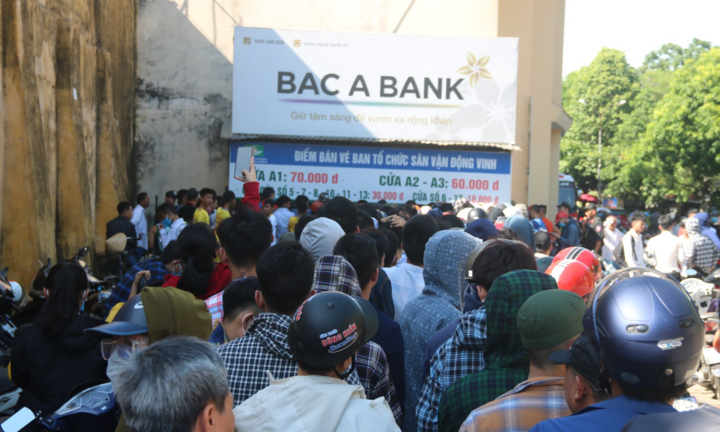 CĐV chen nhau mua vé xem Công Phượng, Phi Sơn đấu SLNA giữa nắng nóng 40 độ C