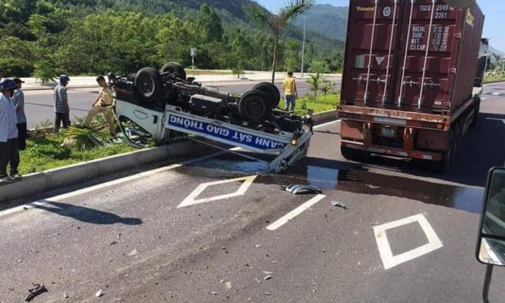 Xe container tông xe CSGT khiến 2 chiến sĩ thương nặng