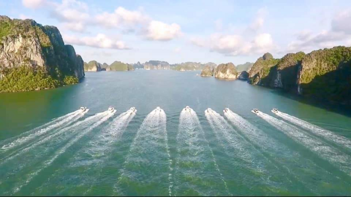 Ngắm cảnh đẹp hùng vĩ Vịnh Hạ Long trên du thuyền sang trọng