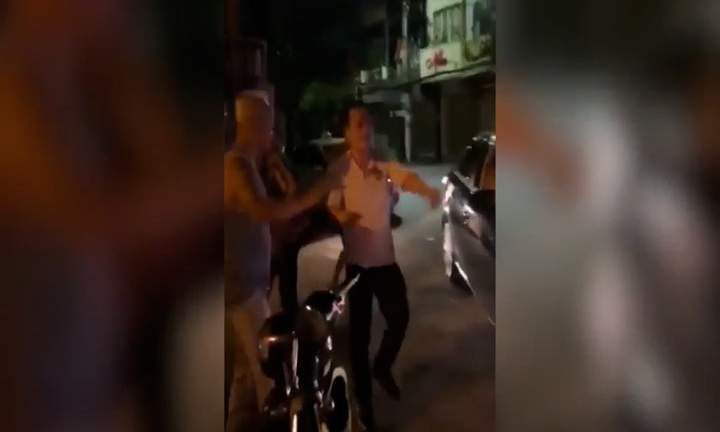 Người đàn ông say rượu đi taxi không trả tiền còn đuổi đánh tài xế