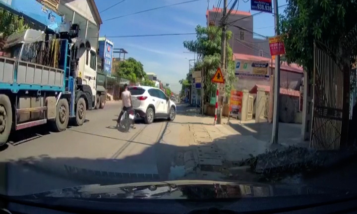 Thanh niên đầu trần, lái xe máy phóng nhanh tông thẳng đuôi ô tô