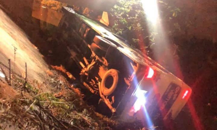 Lật xe khách chở 30 học sinh ở Thanh Hóa