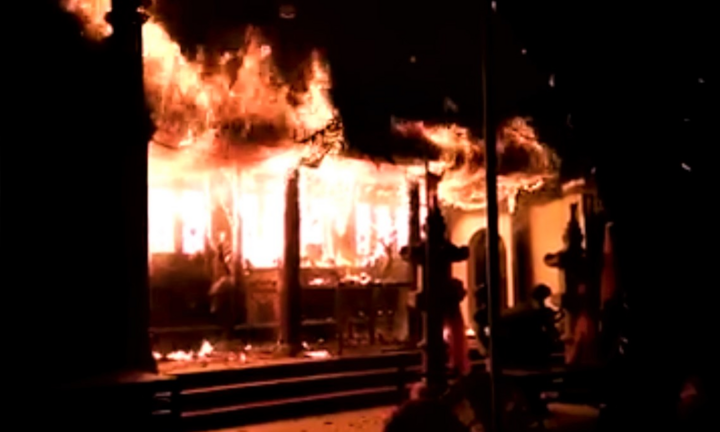 Đền Tam Quan Lâm Du ở Hà Nội bốc cháy dữ dội trước ngày Tết Đoan Ngọ