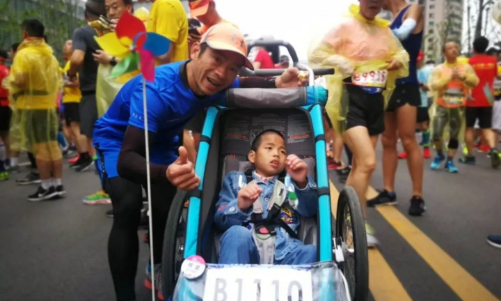 Bức thư rơi lệ của người bố 5 năm đẩy xe chở con bại não dự 40 cuộc thi marathon