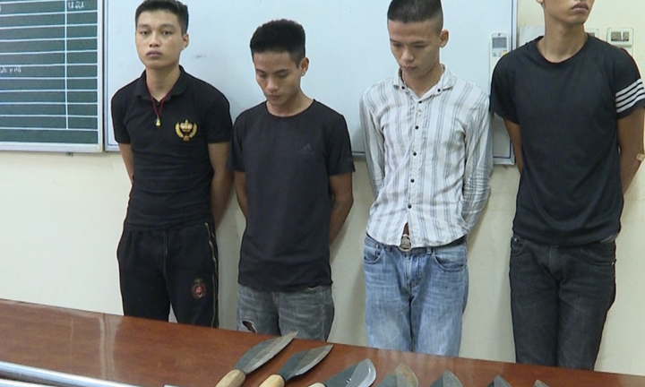 Mang dao chặn đường khống chế 3 cô gái về làm nữ nhân viên phục vụ quán karaoke