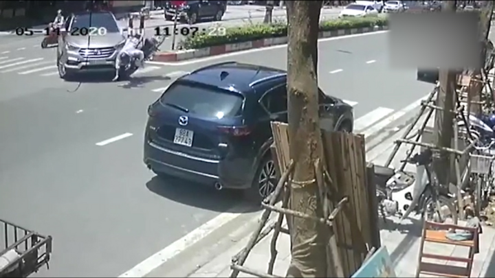 Clip: Xe ô tô quay đầu tông xe máy khiến tài xế lộn trên không trung