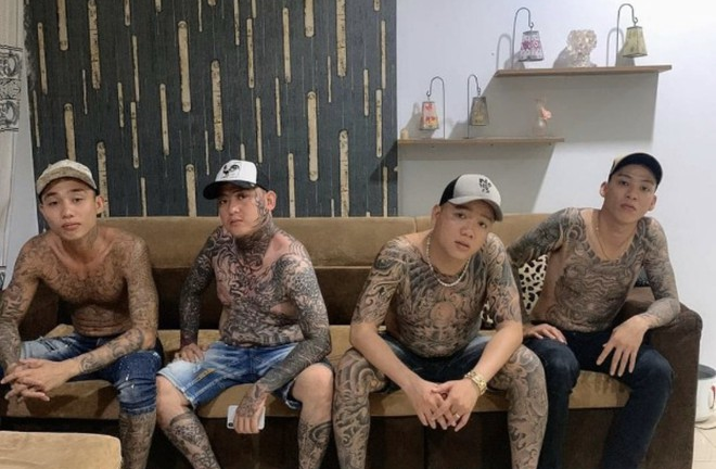 Trí 'nhảm' cùng đồng bọn trả tiền, phát áo cam cho đàn em để tránh bị đánh nhầm