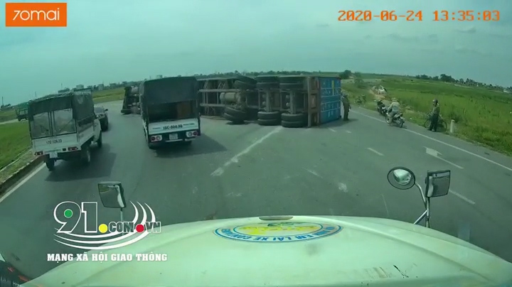 Bị container đè lên, người đi xe máy may mắn thoát chết