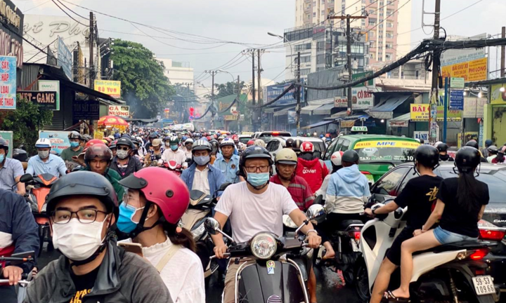 Hàng nghìn người chôn chân trên phố Sài Gòn sau mưa lớn