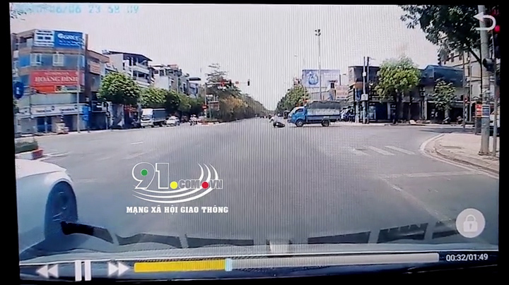 Vô tư vượt đèn đỏ, nữ 'ninja' bị xe tải tông kéo lê trên đường