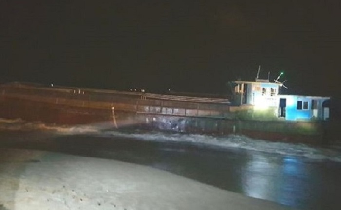 Không tìm được chủ nhân 2 tàu lạ có chữ nước ngoài trôi dạt vào bờ biển Hà Tĩnh