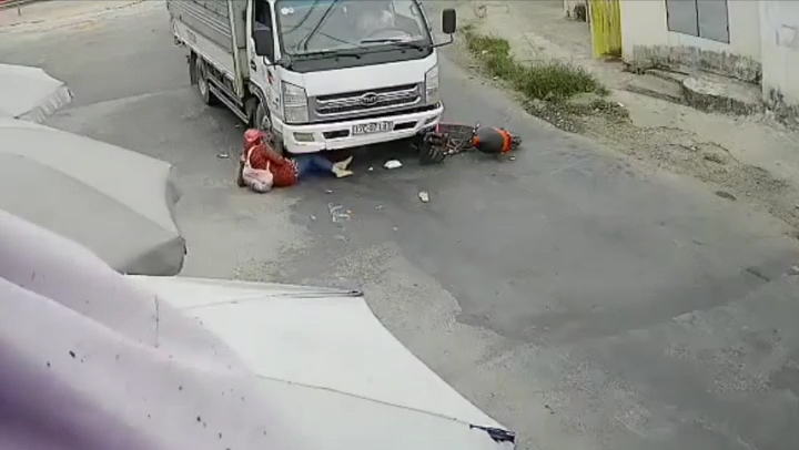 Ngã vào đầu xe tải, người phụ nữ may mắn thoát chết