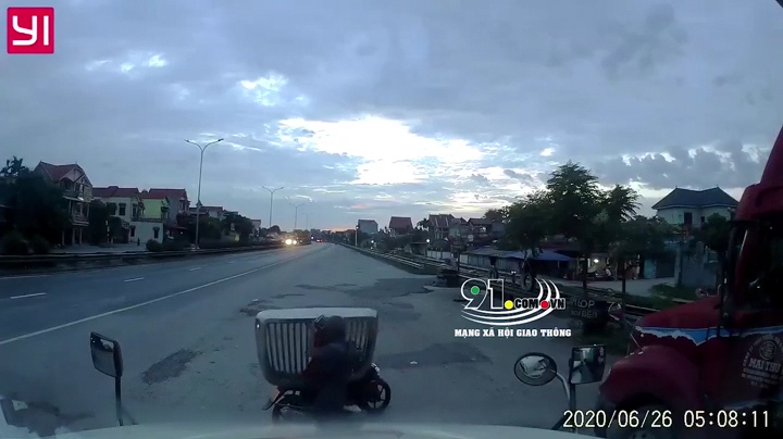 Video: Vặt trộm mặt nạ ca lăng xe container đỗ bên đường nhanh như chớp