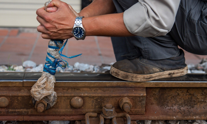 Ảnh: Những người cặm cụi kiểm tra cầu, đường giữa nắng nóng hơn 40 độ C