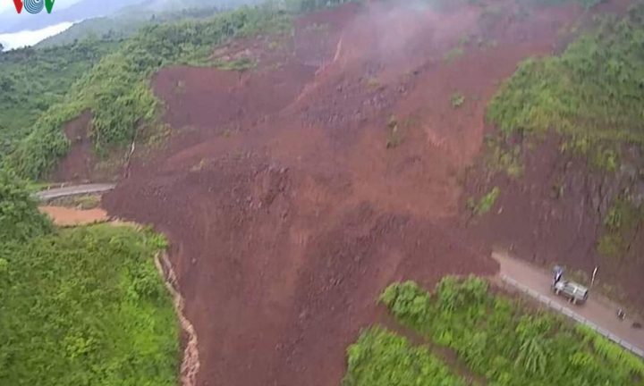 Hàng nghìn m3 đất vùi lấp tuyến đường huyết mạch, chia cắt nhiều xã ở Lai Châu