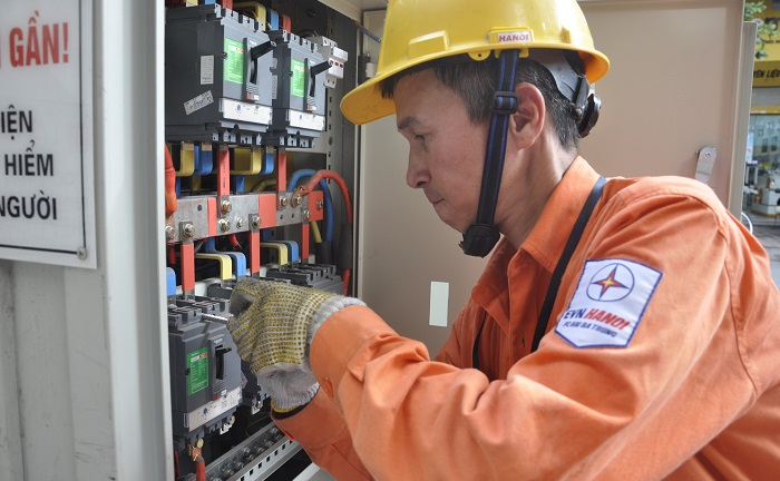 Thợ điện và những đêm không ngủ cho người dân yên giấc