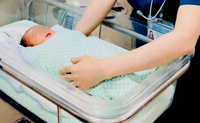 Bé sơ sinh bị bỏ dưới hố ga qua đời, dân mạng không tha thứ cho người mẹ