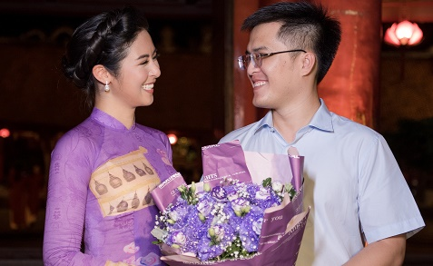 Chồng sắp cưới đến ủng hộ Hoa hậu Ngọc Hân trong đêm thời trang