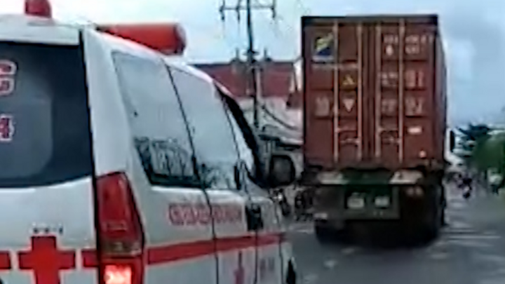 Cộng đồng mạng phẫn nộ xe container quyết không cho xe cứu thương vượt