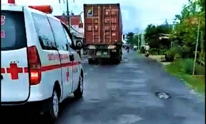Hú còi nhưng container không cho vượt, tài xế xe cứu thương nói gì?