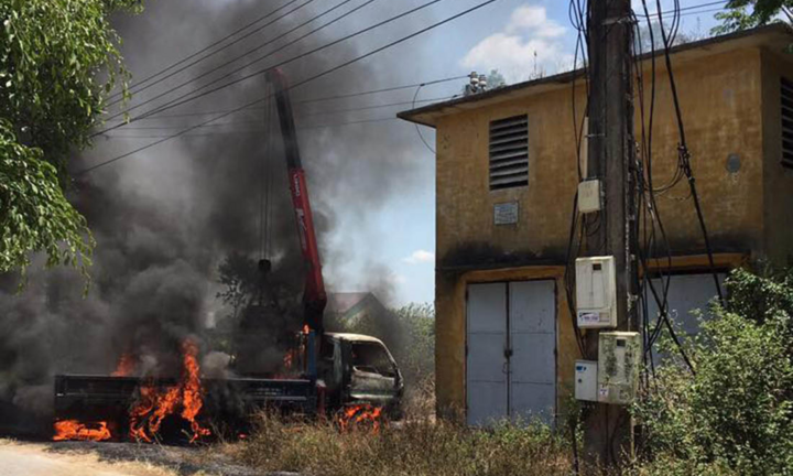 Xe cần cẩu vướng dây điện bốc cháy dữ dội, tài xế chết thương tâm