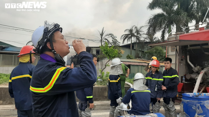 Ảnh: Cảnh sát ướt đẫm mồ hôi, ăn tạm bánh mì đội nắng dập lửa kho hóa chất