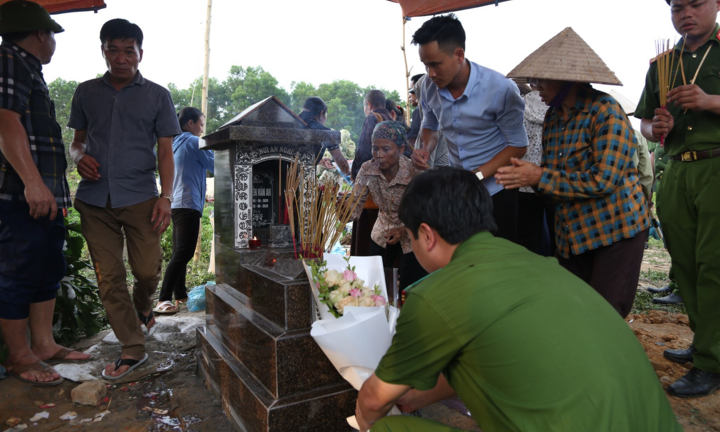 Đám tang lặng lẽ, vắng bóng người thân của bé trai bị mẹ bỏ rơi dưới hố ga