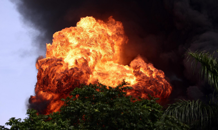 Chủ tịch Hà Nội yêu cầu công khai nồng độ hóa chất vụ cháy ở Long Biên