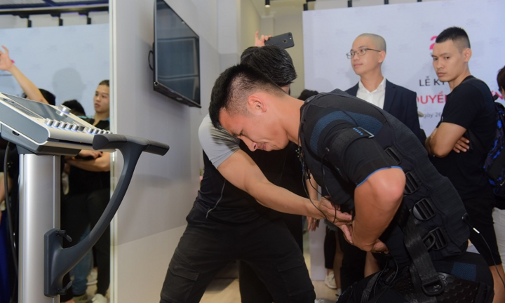 Quả bóng Vàng Đỗ Hùng Dũng tập thể lực bằng công nghệ kích thích xung điện