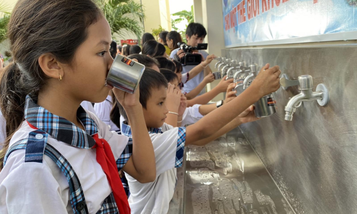 'Thật vui khi em đã được uống nước sạch'