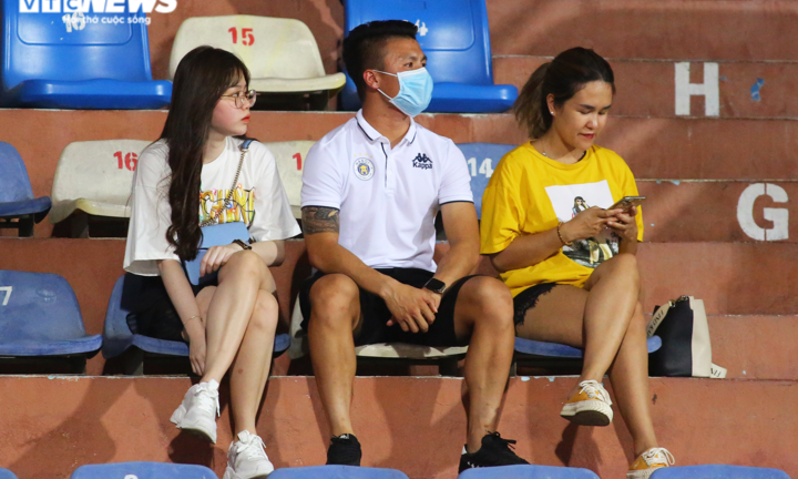 Quang Hải, Huỳnh Anh tình tứ ngồi khán đài xem Hà Nội FC thi đấu