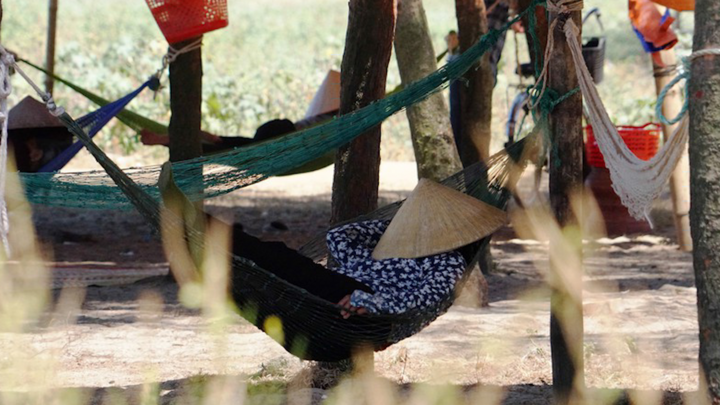 Dân Hà Tĩnh ra biển dựng lều trốn nắng nóng