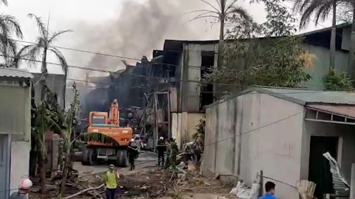 Cận cảnh cháy lớn, kèm nhiều tiếng nổ tại kho hóa chất ở Hà Nội