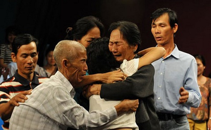 Từ vụ mẹ bỏ con dưới hố ga đến cảnh 'hấp hối' của một show truyền hình nhân đạo