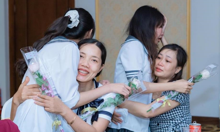 Học sinh lớp 12 khóc nức nở trong lễ tri ân bố mẹ, thầy cô