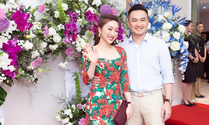 Diễn viên Chi Bảo và bạn gái quấn quýt tại sự kiện