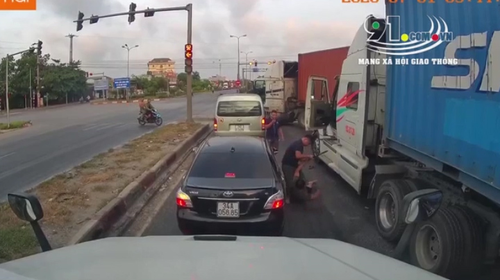 Hai tài xế container lao vào đánh nhau sau va chạm