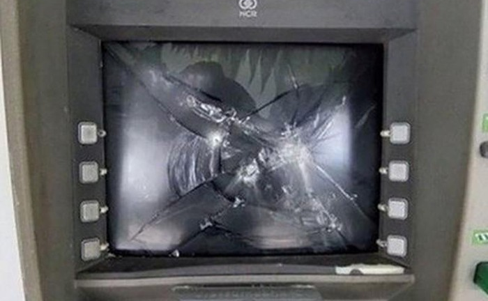Đi rút tiền bị nuốt thẻ, thanh niên vác búa đập bể cây ATM