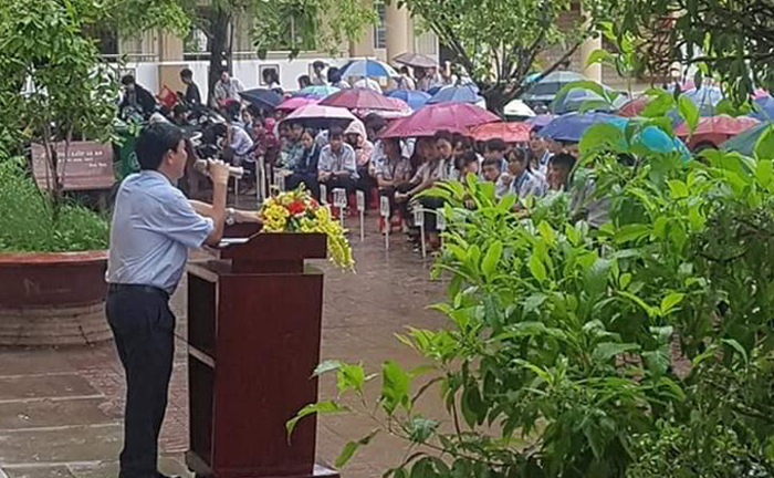 Thầy hiệu trưởng phát biểu giữa trời mưa ở tiết chào cờ cuối của trò cuối cấp