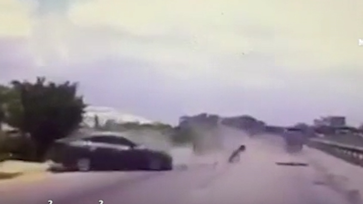 Ô tô con vượt ẩu tông liên hoàn 2 xe khác